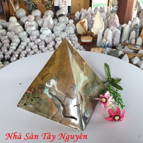 Kim Tự Tháp Đá Canxedon