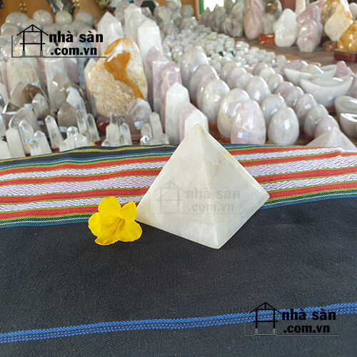Kim Tự Tháp Đá Thạch Anh