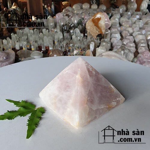 Kim Tự Tháp Đá Thạch Anh