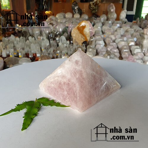 Kim Tự Tháp Đá Thạch Anh Hồng