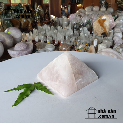 Kim Tự Tháp Đá Thạch Anh Hồng