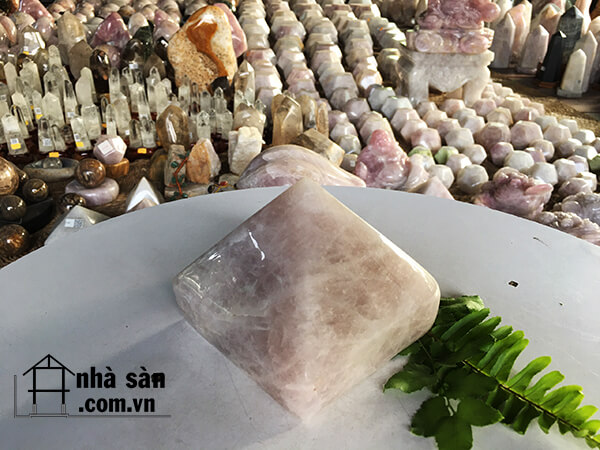 Kim tự tháp Đá thạch anh hồng