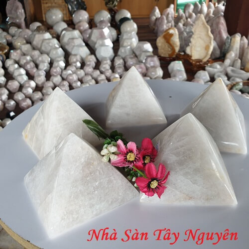 Kim Tự Tháp Đá Thạch Anh Trắng