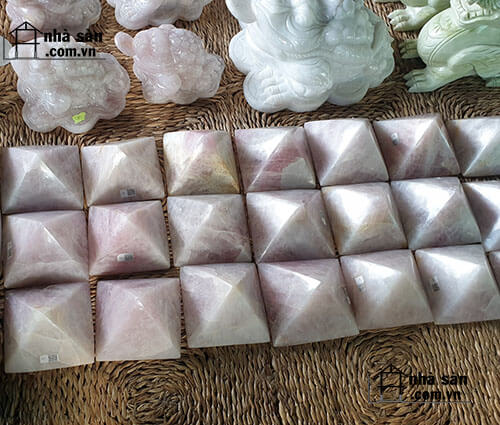 Kim Tự Tháp Đá Thạch Anh Tự Nhiên Kim Tự Tháp Đá Thạch Anh Tự Nhiên