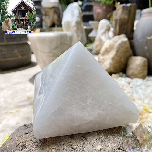 Kim tự tháp thạch anh giúp thu nạp tài khí Kim tự tháp thạch anh giúp thu nạp tài khí