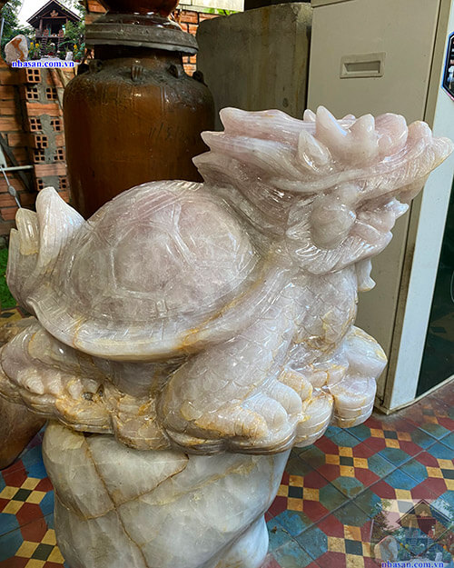 Tượng Long Quy được chế tác từ đá thạch anh hồng Tượng Long Quy được chế tác từ đá thạch anh hồng