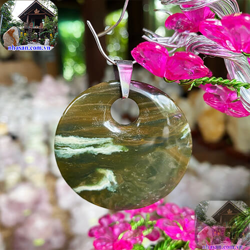 Mặt dây chuyền gỗ hóa thạch hình tròn giúp bạn tự tin và kiên định Mặt dây chuyền gỗ hóa thạch hình tròn giúp bạn tự tin và kiên định