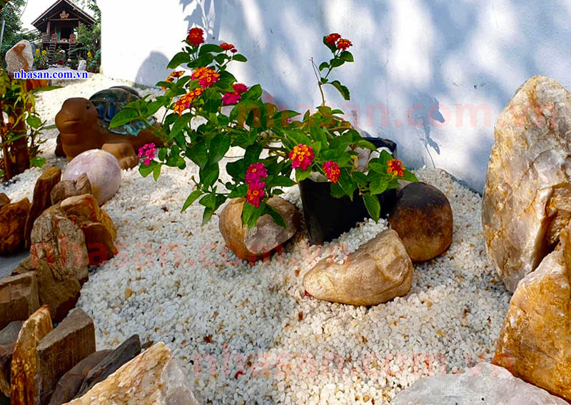 Dùng cuội đá thạch anh kết hợp đá thạch anh vụn hạt ngô trang trí sân vườn