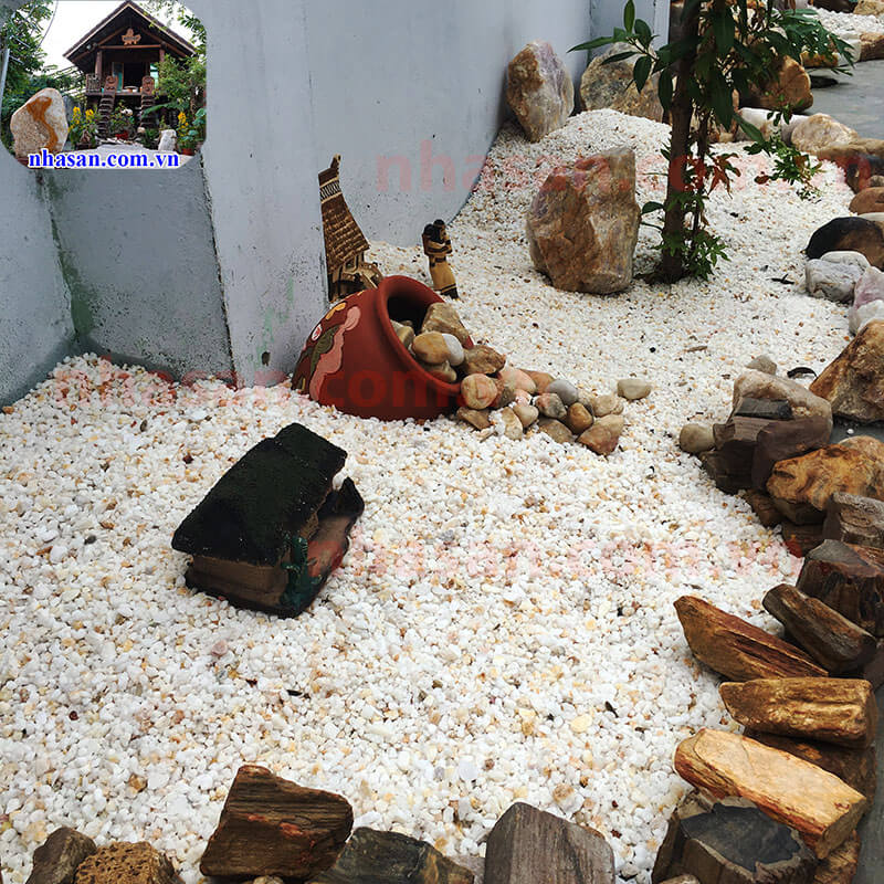 Dùng gỗ hóa thạch kết hợp đá thạch anh vụn nhỏ và đá thạch anh thô hồng nguyên khối