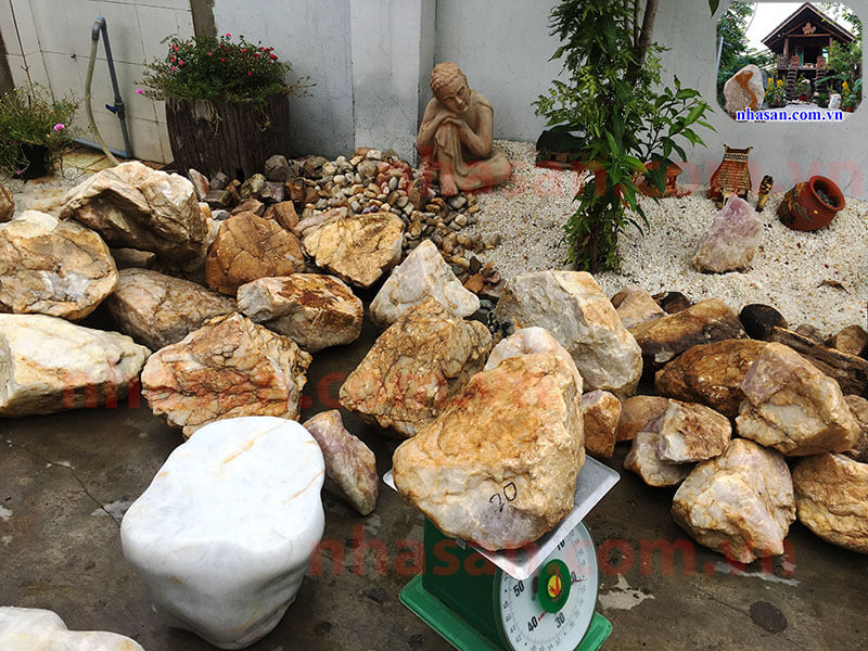 Đá thạch anh nguyên khối, vụn 4x6, vụn 1x2, nhỏ hạt ngô kết hợp lại trang trí sân vườn