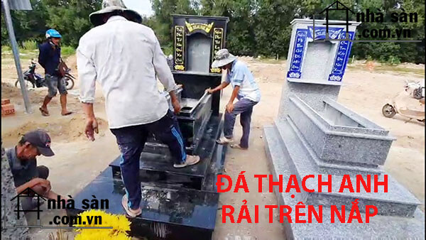 Đá Thạch anh rải phía trên mộ