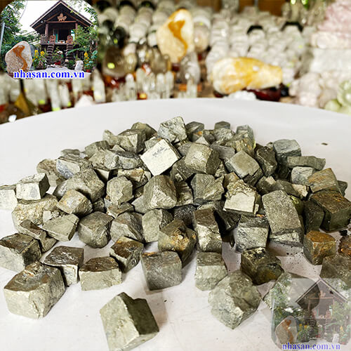 Mua đá vàng găm ở đâu? Mua đá vàng găm ở đâu?