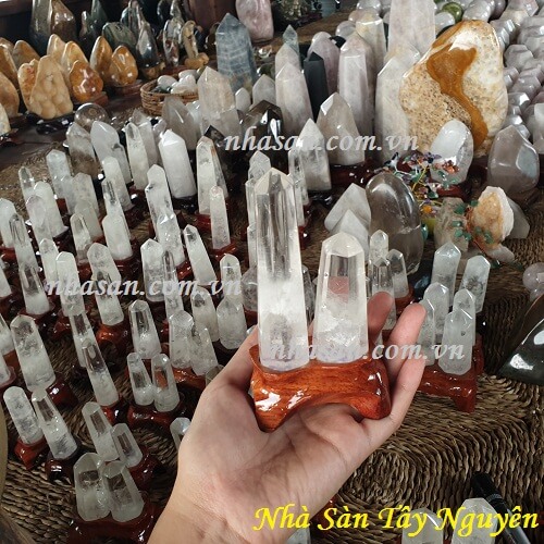 Năng Lượng Của Trụ Đá Thạch Anh Trắng Tinh Thể
