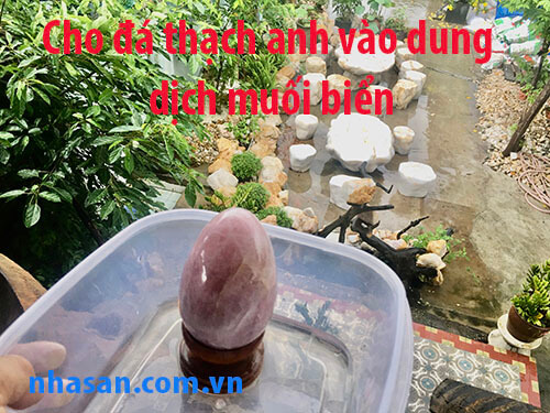 Ngâm đá thạch anh vào dung dịch muối biển Ngâm đá thạch anh vào dung dịch muối biển