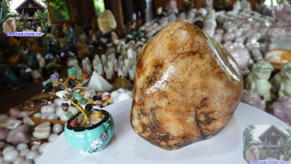 Ý nghĩa phong thủy của tượng Phật Bà quan âm trên đá thạch anh hồng