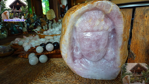 Điêu khắc Phật Thích Ca trên cuội đá thạch anh hồng