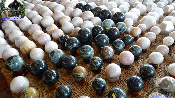 Cách bố trí quả cầu đá phong thủy trên bàn làm việc để tăng năng lượng