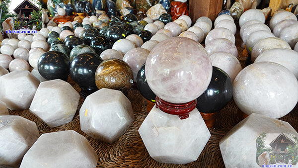 Lý do nên đặt quả cầu đá phong thủy trên bàn làm việc