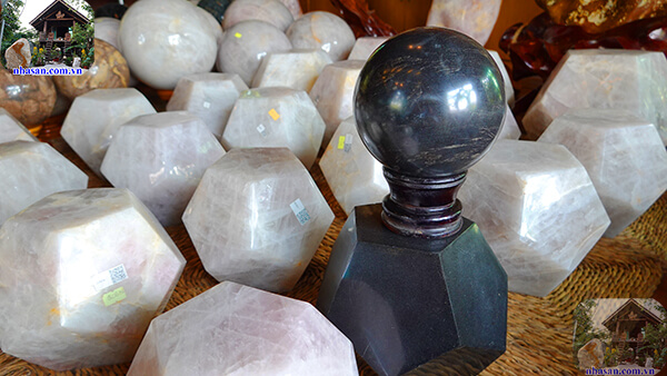 Quả cầu phong thủy màu đen hợp với các mệnh Mộc và Thủy