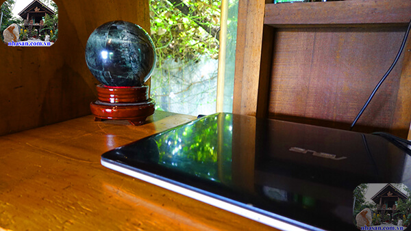 Đặt quả cầu đúng hướng sẽ giúp phát huy tốt nguồn năng lượng từ đá