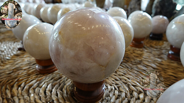 Quả cầu đá thạch anh giúp xua đi những loại năng lượng xấu và hấp thu năng lượng tích cực