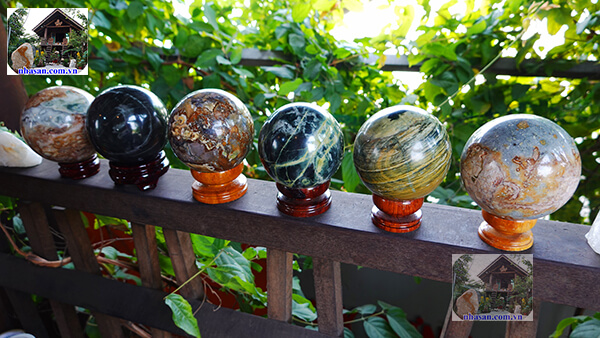 Quả cầu thạch anh có vẻ đẹp tự nhiên không qua xử lý