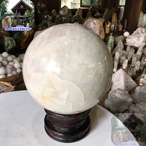Quả cầu đá thạch anh giúp cải thiện phong thủy Quả cầu đá thạch anh giúp cải thiện phong thủy