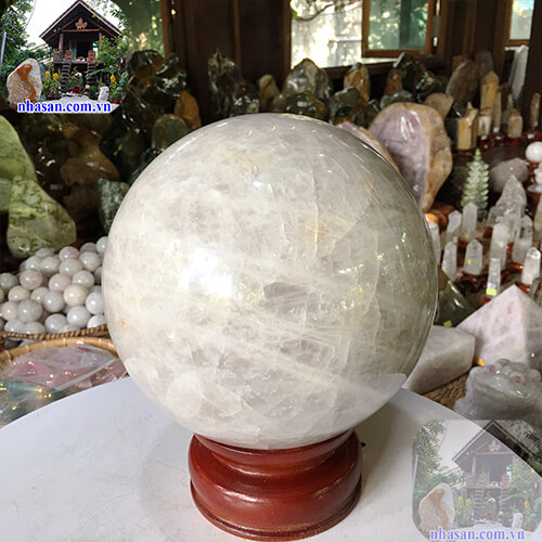 Quả cầu đá thạch anh giúp chế ngự hung khí Quả cầu đá thạch anh giúp chế ngự hung khí