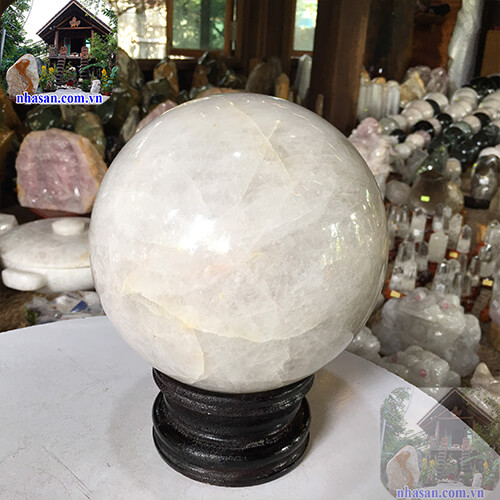 Quả cầu phong thủy đá thạch anh trắng giúp căn nhà thêm sinh khí Quả cầu phong thủy đá thạch anh trắng giúp căn nhà thêm sinh khí