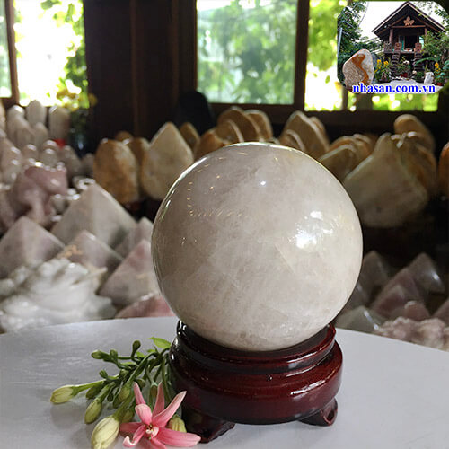 Quả cầu đá thạch anh trắng tự nhiên QC825-3 Quả cầu đá thạch anh trắng tự nhiên QC825-3
