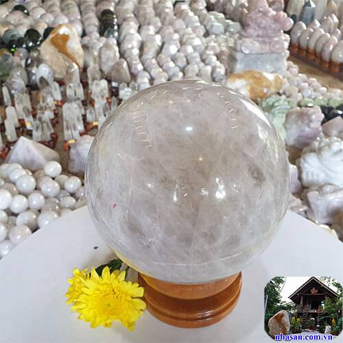 Giá quả cầu phong thủy đá thạch anh hồng tự nhiên Giá quả cầu phong thủy đá thạch anh hồng tự nhiên