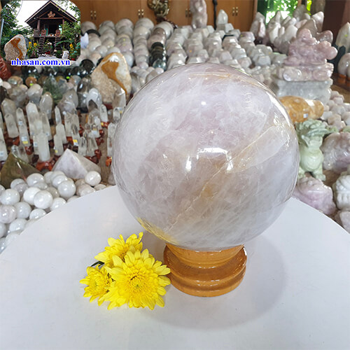 Giá quả cầu phong thủy đá thạch anh hồng tự nhiên Giá quả cầu phong thủy đá thạch anh hồng tự nhiên