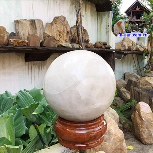 Quả cầu phong thủy đá thạch anh trắng trấn trạch  Quả cầu phong thủy đá thạch anh trắng trấn trạch