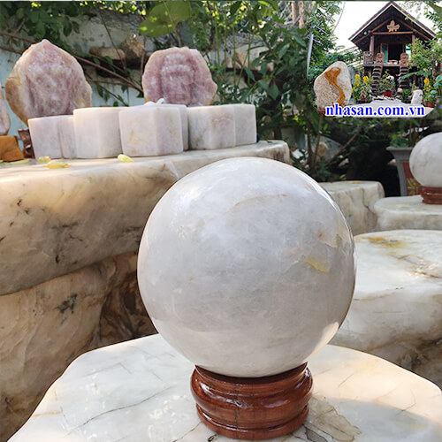 Quả cầu phong thủy đá thạch anh trắng tự nhiên Quả cầu phong thủy đá thạch anh trắng tự nhiên