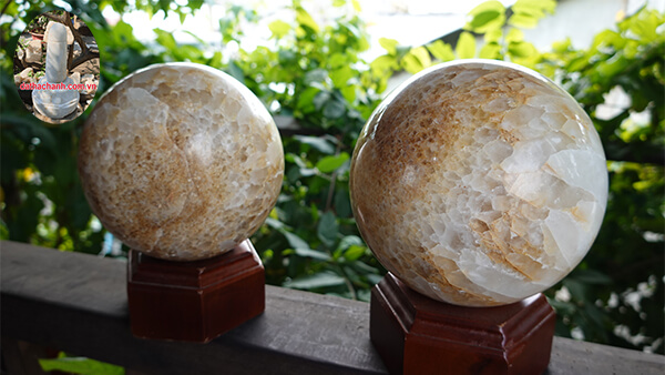 Quả cầu thạch anh bông vàng tại Nhà sàn Tấy nguyên Bình Dương