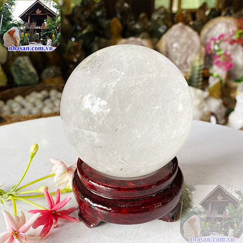 Quả cầu tinh thể đá thạch anh trắng tự nhiên 8.5cm Quả cầu tinh thể đá thạch anh trắng tự nhiên 8.5cm