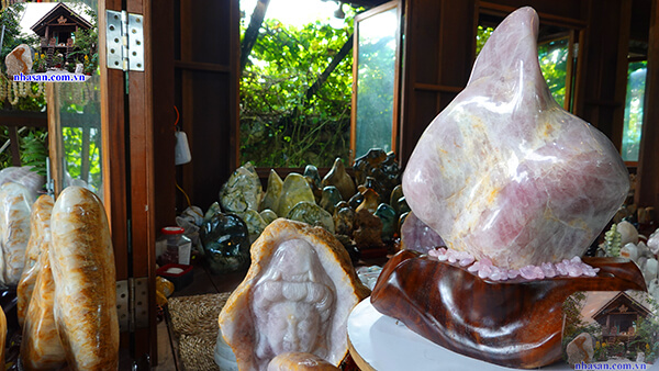 Trụ đá thạch anh hồng phong thủy Trụ đá thạch anh hồng phong thủy