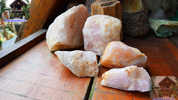 Đá thạch anh hồng có giá trị phong thủy cao