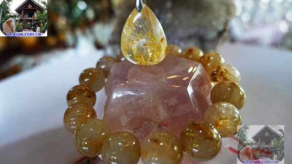 Thạch anh tóc vàng được cấu tạo từ các sợi rutile bên trong đá