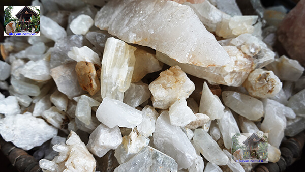 Rải đá thạch anh vụn giúp thổ trấn và tăng vượng khí cho gia chủ