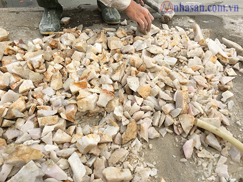 Natural broken quartz