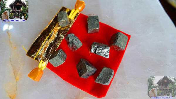 Túi đá vàng găm trừ tà Túi đá vàng găm trừ tà