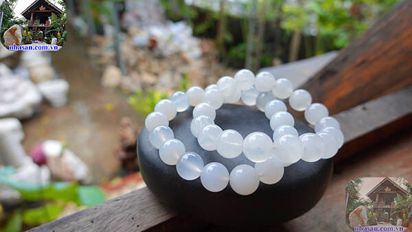 Vòng mã não trắng giúp chống lại tà ma Vòng mã não trắng giúp chống lại tà ma