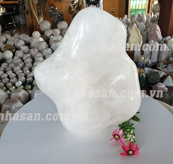 Trụ đá thạch anh thành phẩm sau khi được cắt mài bóng