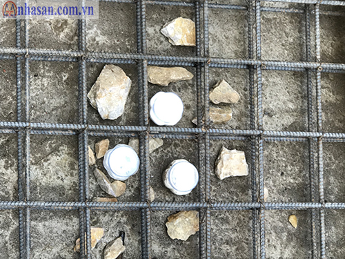 Thầy phong thủy hướng dẫn rải đá thạch anh đế móng