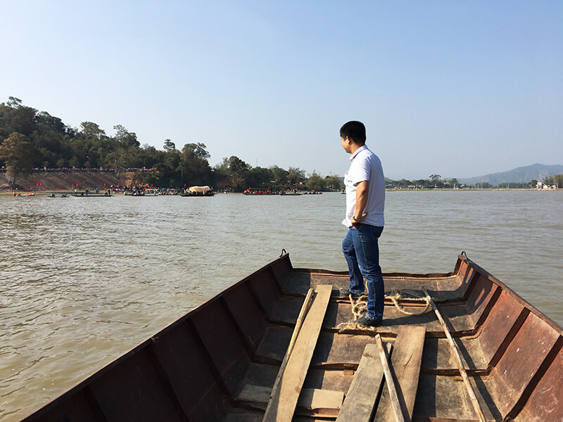 Đi thuyền máy du lịch Hồ lăk