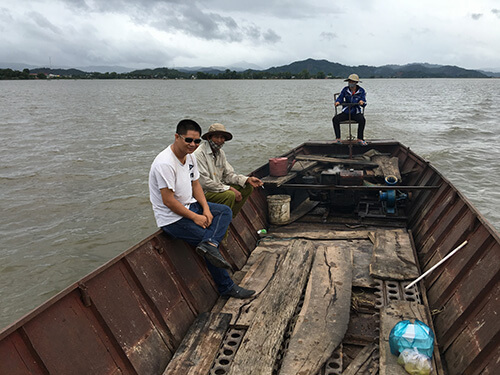 Đi thuyền máy du lịch Hồ lăk