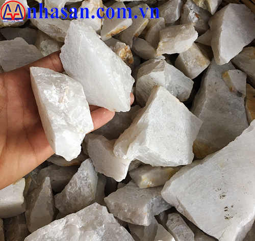 Curbing the house with quartz stone