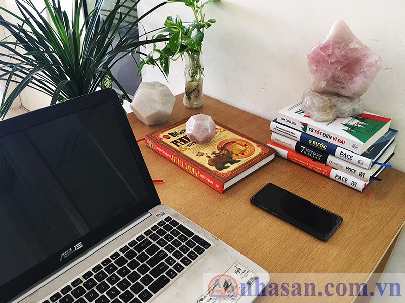 Quartz stone pillar at the desk