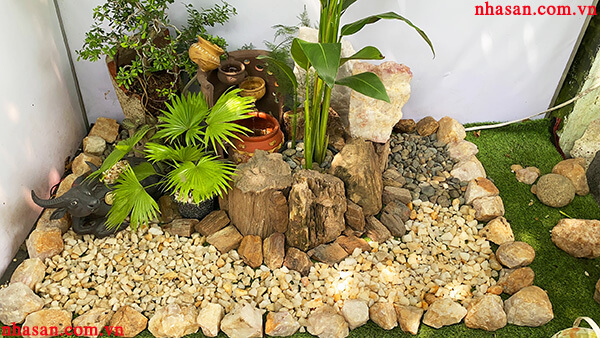Tiểu cảnh giếng trời trang trí hoàn toàn bằng đá phong thủy Tiểu cảnh giếng trời trang trí hoàn toàn bằng đá phong thủy